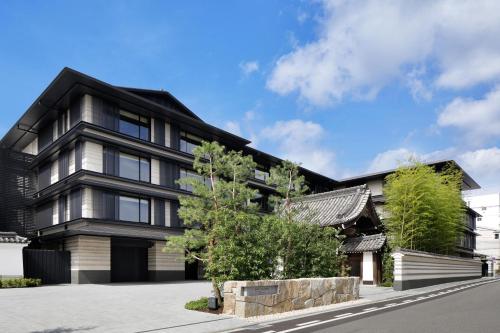 une image d'un bâtiment noir dans l'établissement HOTEL THE MITSUI KYOTO, a Luxury Collection Hotel & Spa, à Kyoto