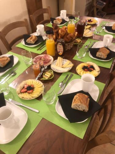 uma mesa coberta com pratos de comida e copos de sumo de laranja em Les Florentines em Carcassonne