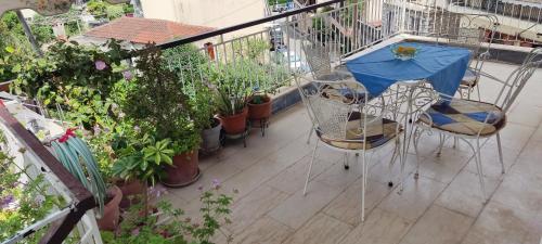 balkon ze stołem, krzesłami i roślinami w obiekcie Σπίτι στην πόλη Άρτα κοντά στην λίμνη w Arcie