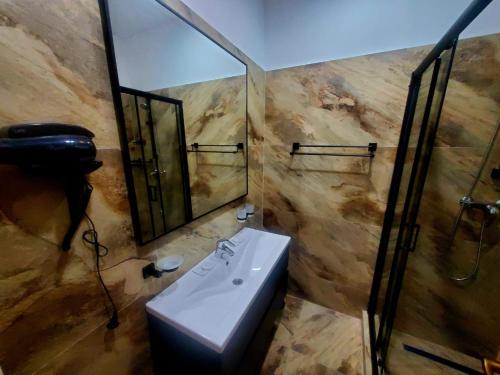 W łazience znajduje się umywalka i lustro. w obiekcie Cirex Delta Club Sulina w mieście Sulina