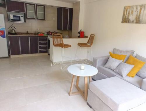 a living room with a couch and a table at Departamento de 2 amb. en Lomas Centro con terraza in Lomas de Zamora