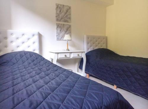 A bed or beds in a room at Departamento de 2 amb. en Lomas Centro con terraza