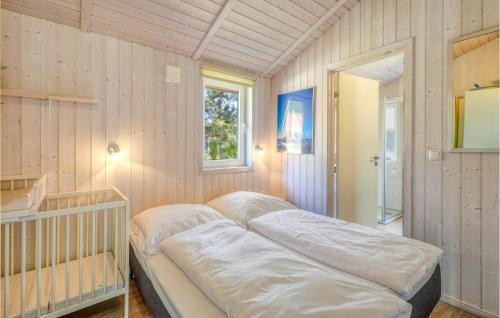 ein Schlafzimmer mit einem Bett und einem Kinderbett in der Unterkunft Schatzkiste 3 - Dorf 4 in Travemünde