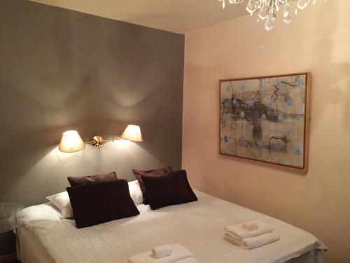 ein Schlafzimmer mit einem Bett mit zwei Handtüchern darauf in der Unterkunft Villa Le Matin in Konstancin-Jeziorna