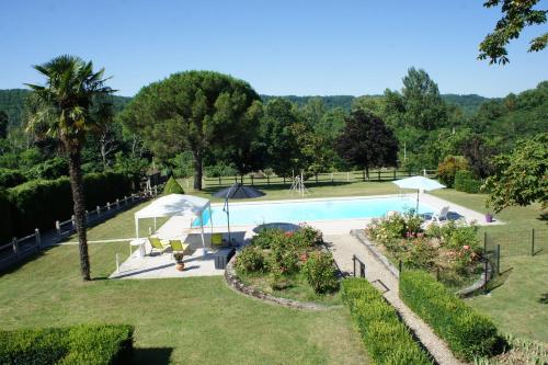 ein Bild eines Swimmingpools in einem Garten in der Unterkunft La Lauze in Vielmur