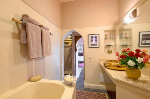 y baño con bañera y lavamanos. en Riad Adrar, en Marrakech