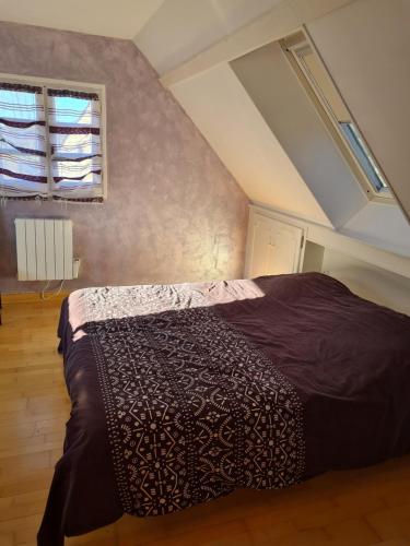 - une chambre mansardée avec un grand lit dans l'établissement Villa Bella à 300 m du Parc Fenestre, à La Bourboule