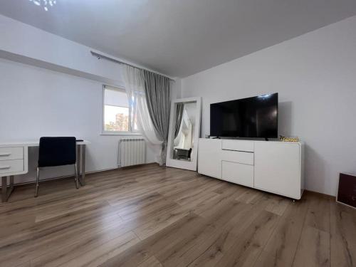 sala de estar blanca con TV de pantalla plana en Apartament de Lux Splendid, en Iaşi