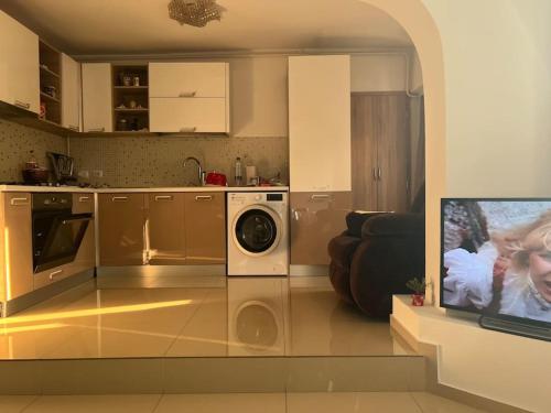cocina con lavadora y secadora en una habitación en Apartament de Lux Splendid, en Iaşi