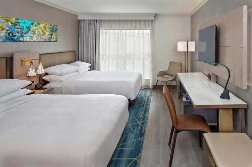 ein Hotelzimmer mit 2 Betten und einem Schreibtisch in der Unterkunft Marriott Providence Downtown in Providence