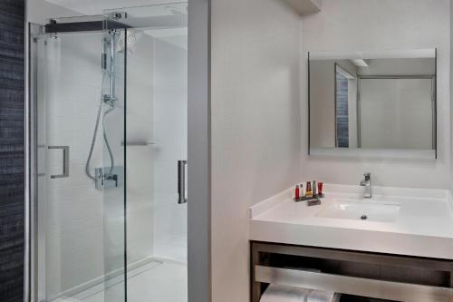 ein Bad mit einem Waschbecken und einer Dusche in der Unterkunft Marriott Providence Downtown in Providence