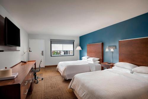 Postel nebo postele na pokoji v ubytování Four Points by Sheraton Anaheim
