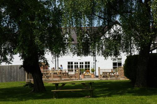 The Egerton Arms في تشيستر: طاولة نزهة تحت شجرة أمام منزل