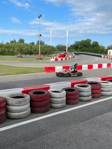 un groupe de pneus sur une piste de course dans l'établissement Mobil home charmant, à Argelès-sur-Mer