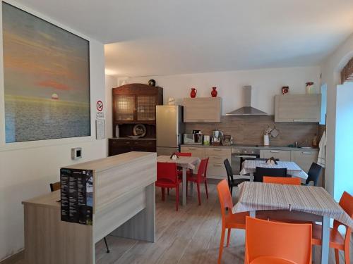 eine Küche und ein Esszimmer mit Tischen und Stühlen in der Unterkunft Agriturismo A' Taversa in Levanto