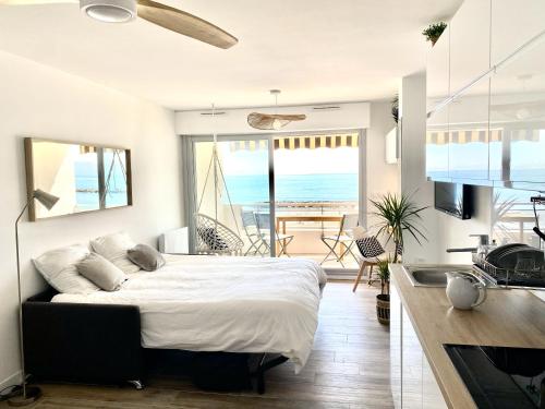 a bedroom with a bed and a view of the ocean at Appartement Elida vue mer in Palavas-les-Flots