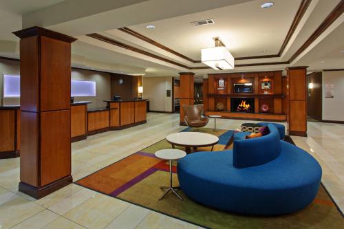 vestíbulo con sofá azul y mesa en Fairfield Inn and Suites by Marriott El Paso en El Paso