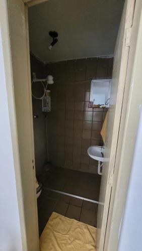 a small bathroom with a shower and a sink at Apartamento completo para São João in Campina Grande