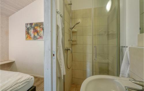 uma casa de banho com um chuveiro e um lavatório. em Schmugglerstieg 11a - Dorf 5 em Travemünde