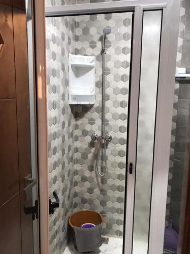 uma casa de banho com um chuveiro e um WC. em Studio au résidence MALAK em Agadir
