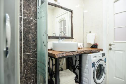 y baño con lavabo y lavadora. en Comfortable and Central Flat Very Close to Taksim, en Estambul