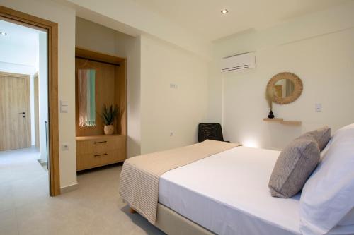 White River Villa في نيدري: غرفة نوم بيضاء بها سرير ونافذة