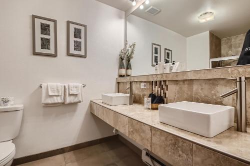 a bathroom with two sinks and a toilet at Uplift Inn in Idaho Springs