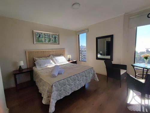 - une chambre avec un lit et 2 oreillers dans l'établissement Hotel 251, à Viña del Mar