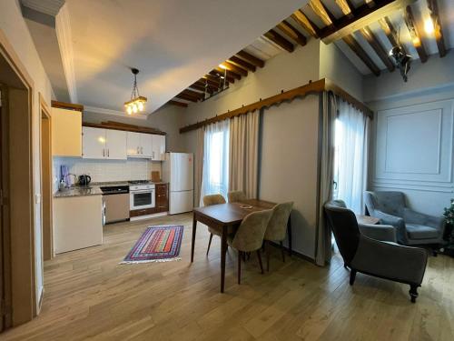 a kitchen and living room with a table and chairs at Alpha Rezidans Braslaw dom in Fethiye