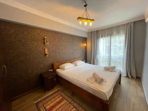 een slaapkamer met een bed met twee handdoeken erop bij Alpha Rezidans Braslaw dom in Fethiye