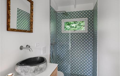 uma casa de banho com um lavatório e um chuveiro em 2 Bedroom Nice Home In Tisvildeleje em Tisvildeleje