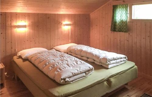 奧爾登的住宿－Flten Hyttegrend，房间里的床上有两个枕头