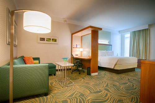 ノース・カントンにあるスプリングヒル スイーツ バイ マリオット カントンのベッドとソファ付きのホテルルーム