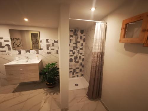 uma casa de banho com um lavatório e um chuveiro em PALOROSSO HOUSE em Donnalucata