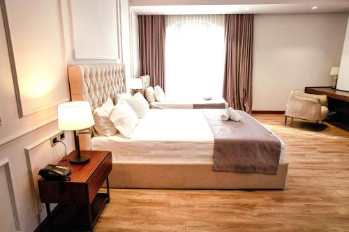 Postel nebo postele na pokoji v ubytování Portik Hotel