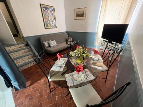 un soggiorno con due tavoli e un divano di Duplex proche mer, avec swimspa terrasse, jardin et barbecue a Lapalme