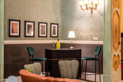 Royal Caracciolo Historic Palace Apartment - Via dei Tribunali