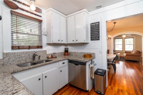 Una cocina o zona de cocina en Cypress Star in Bandera