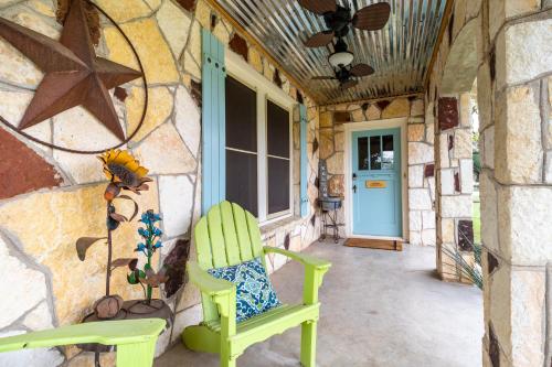 Un patio o zona al aire libre en Cypress Star in Bandera