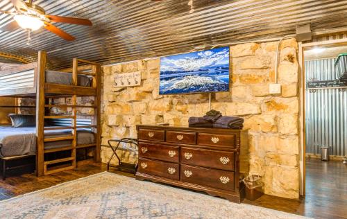 1 dormitorio con 1 cama, vestidor y literas en Cypress Star in Bandera, en Bandera