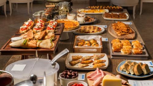 een tafel met veel verschillende soorten voedsel erop bij Crown Royal Luxury Villa Estates in Rhodos-stad