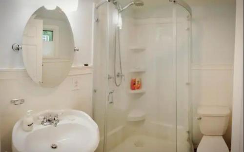 La salle de bains est pourvue d'un lavabo, d'une douche et de toilettes. dans l'établissement Play All Day - Sleep By The Stream at Night - Swimming Hole, à Palenville