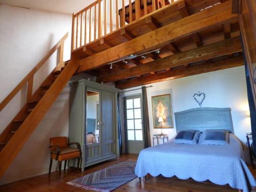 une chambre avec un grand lit et un escalier dans l'établissement La Manhanéra, à Bouquet