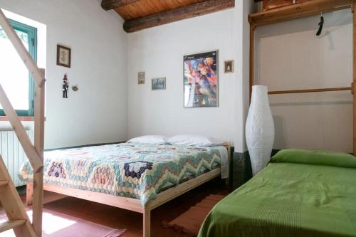 1 dormitorio con 1 cama y una escalera en una habitación en Villa Etna, en Nicolosi