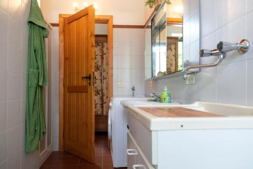 y baño con lavabo y espejo. en Villa Etna, en Nicolosi