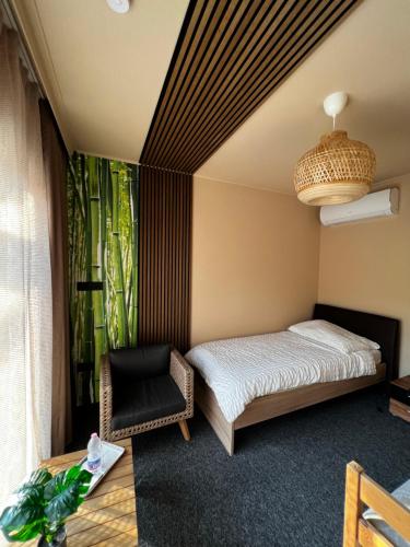 AkasztóにあるDunavölgyi Vendégház Akasztóのベッドルーム1室(ベッド1台、椅子付)