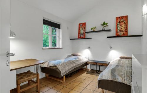 グレーノにあるAwesome Home In Grenaa With 3 Bedrooms And Wifiのベッドルーム1室(ベッド2台、デスク、窓付)