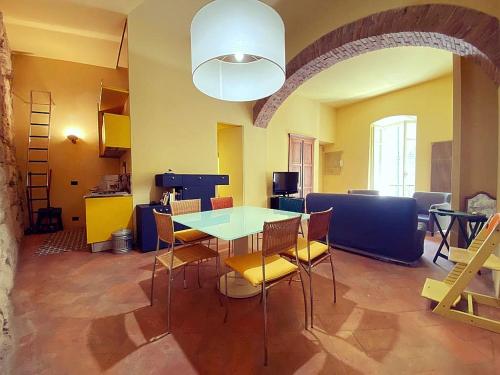 een eetkamer met een tafel en stoelen in een kamer bij Perugia Abbraccio Etrusco in Perugia