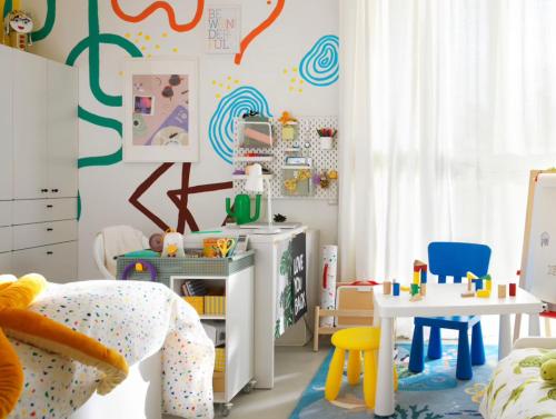 Dormitorio infantil con mesa y sillas en Anfa, nearby restaurants and beach, en Casablanca