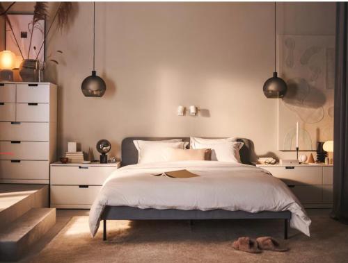1 dormitorio con 1 cama con muebles blancos y lámparas negras en Anfa, nearby restaurants and beach, en Casablanca
